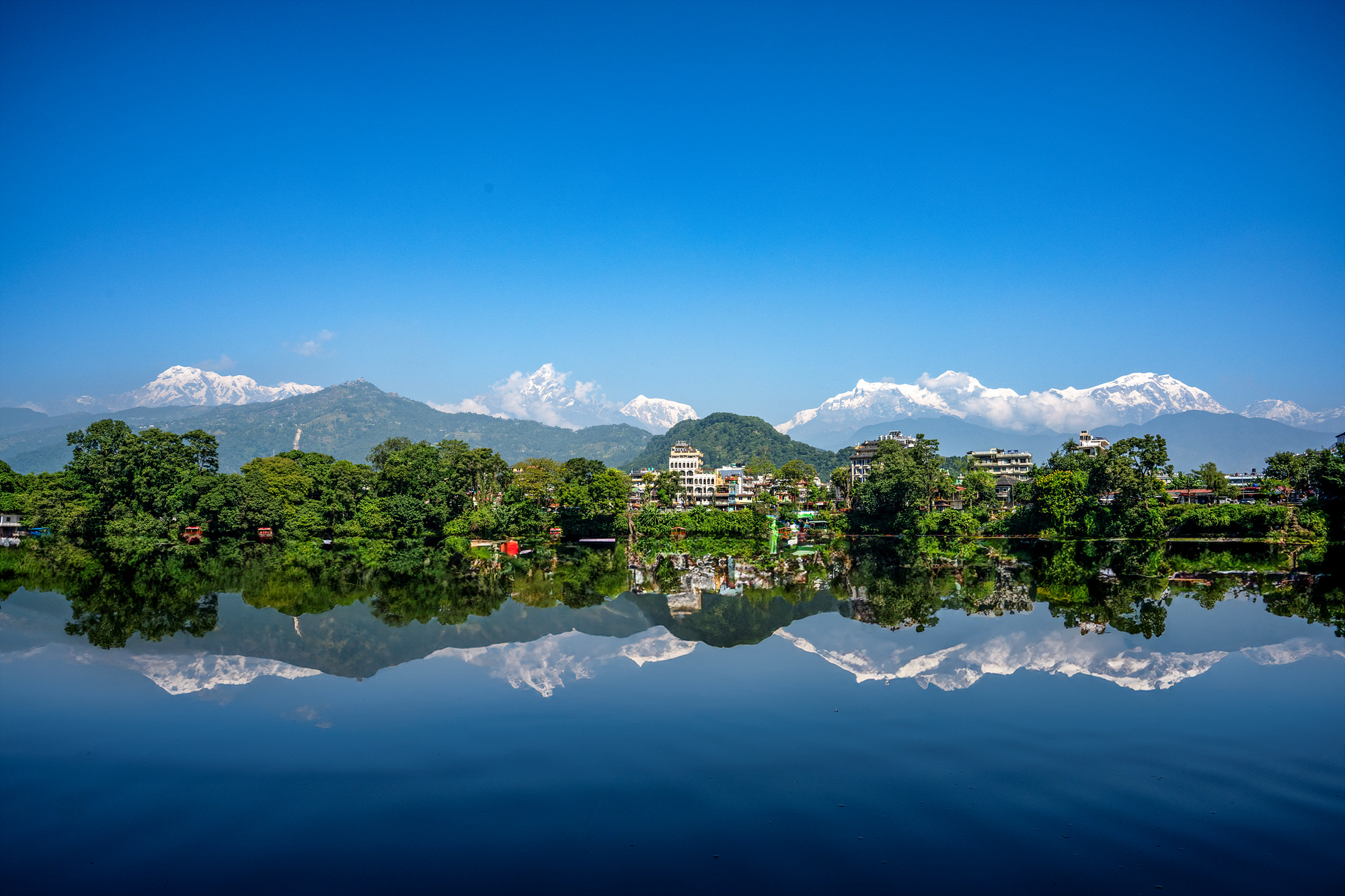 포카라 페와 호수에서 본 히말리아