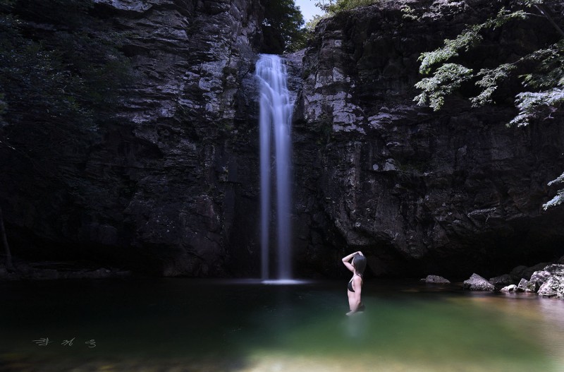 폭포와 여인