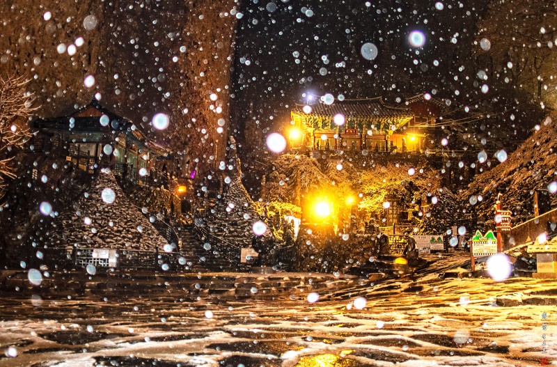 탑사에 눈 내리는 밤