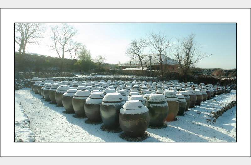 눈덮힌 장독대..