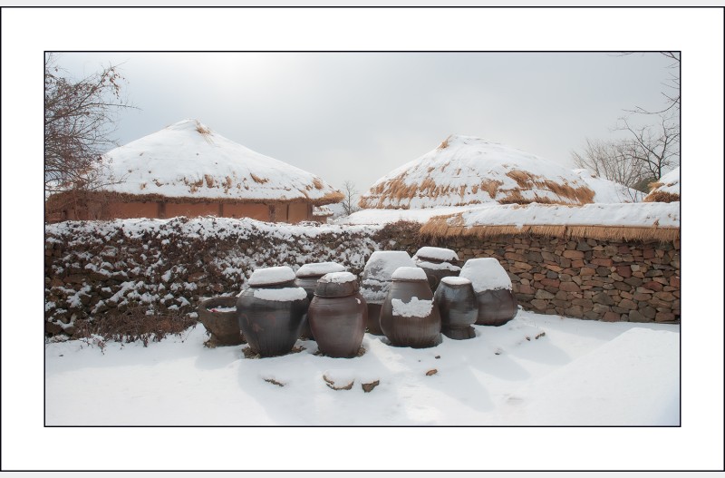 초가집의 겨울..